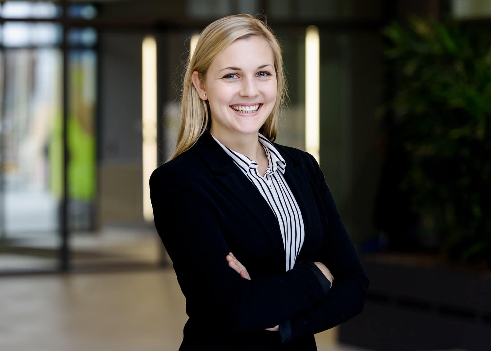 BUSINESS-PORTRAITS-MUENCHEN_Indoor_S-F_00037FAVORIT BUSINESS PORTRAITS MUENCHEN Indoor S F 00037FAVORIT