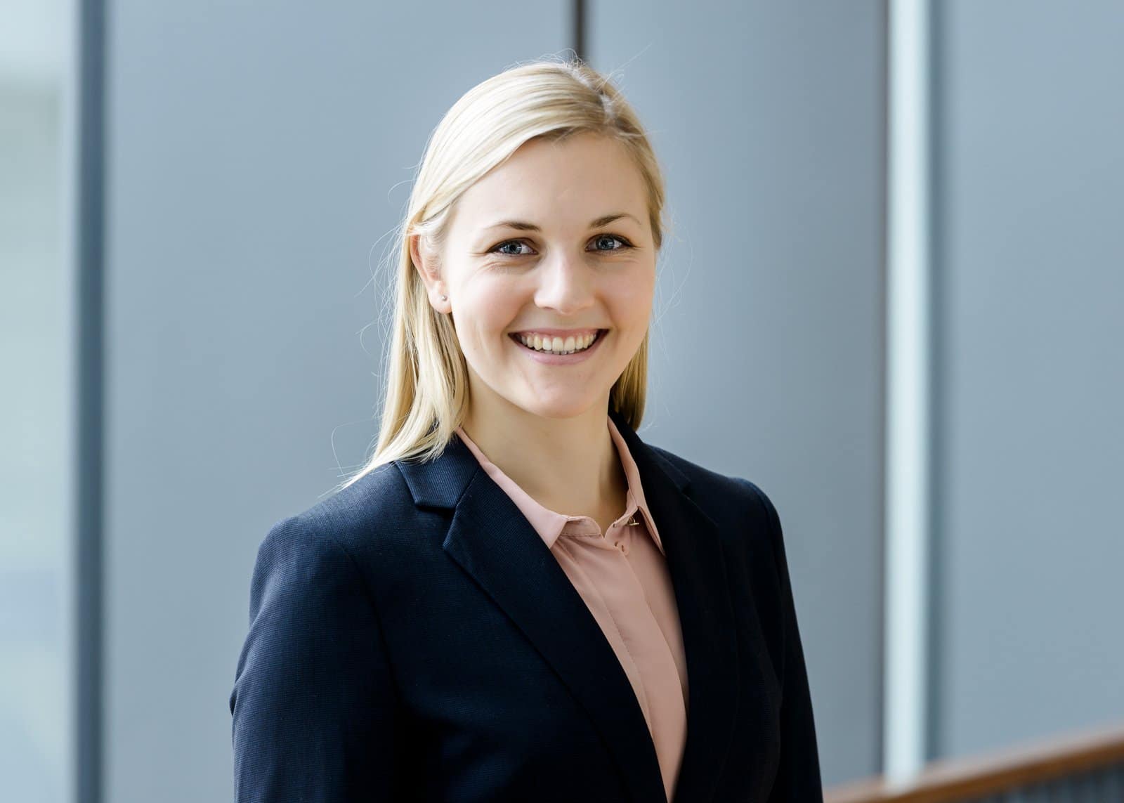 BUSINESS-PORTRAITS-MUENCHEN_Indoor_S-F_00315FAVORIT BUSINESS PORTRAITS MUENCHEN Indoor S F 00315FAVORIT